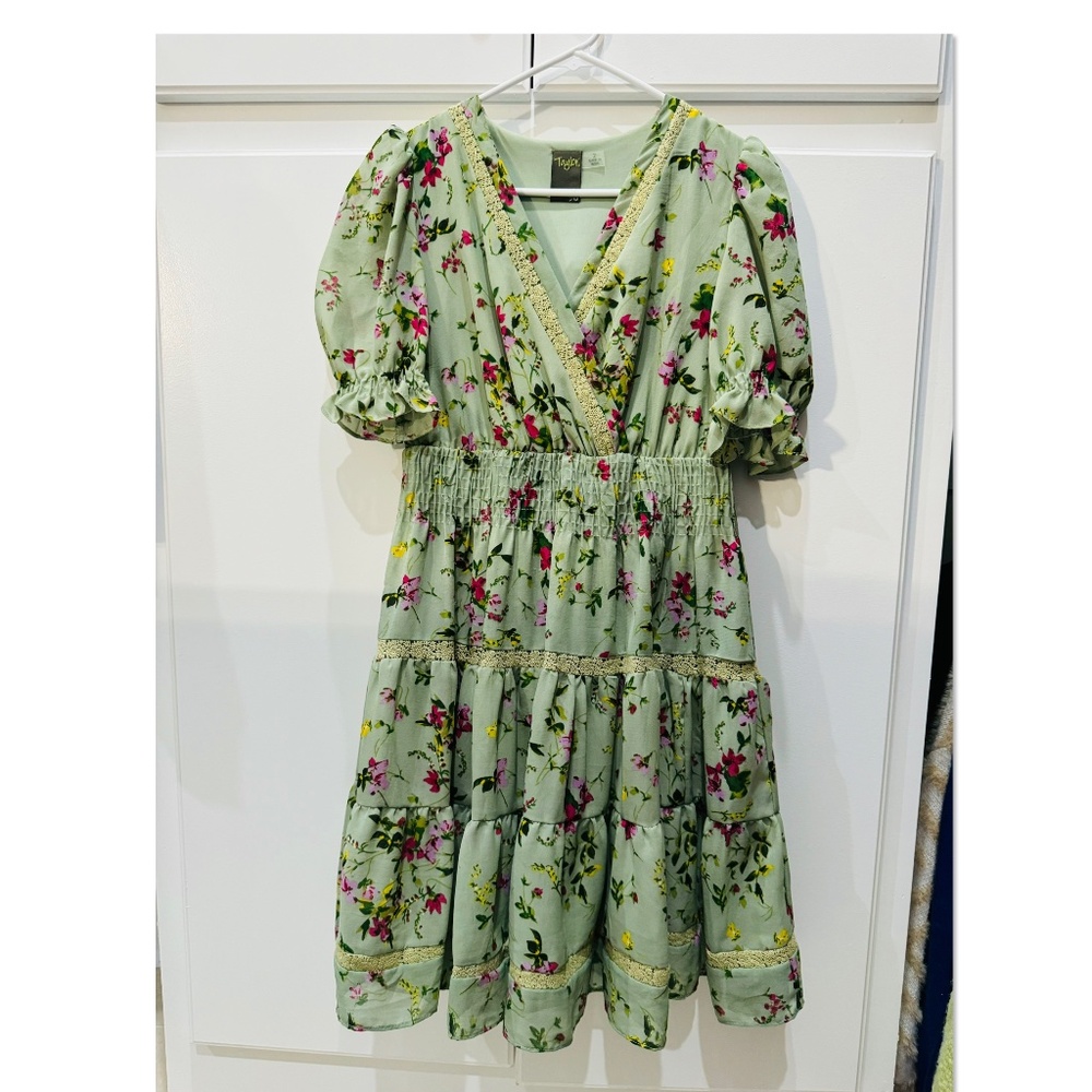 Taylor Women’s short dress size 2
